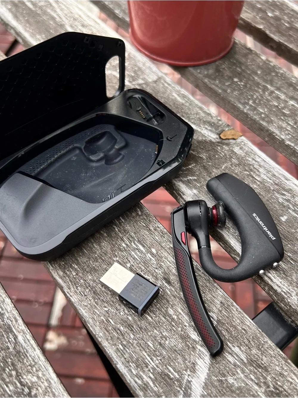 Plantronics Voyager 5200 bluetooth/usb dongle headset with charging case